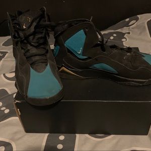 Jordans 7s green and black , good condition, size 7